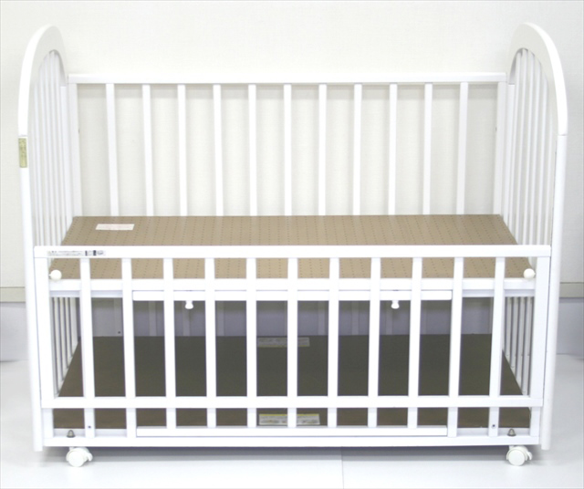 ロイヤルアーチ　カトージ製ベビーベッド