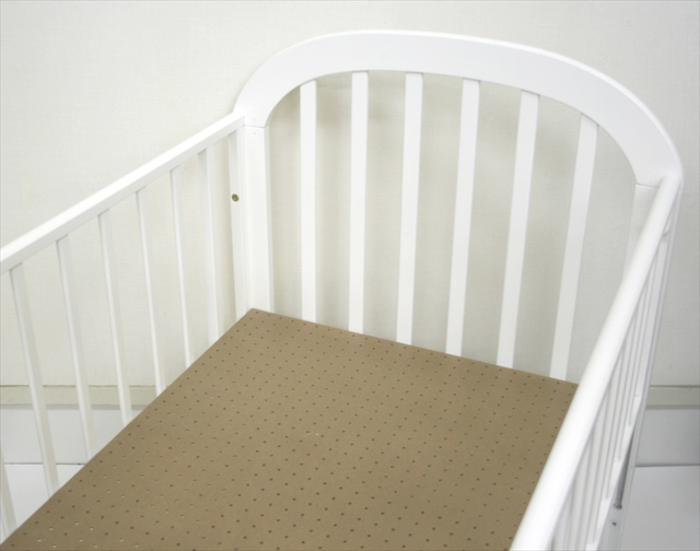 ロイヤルアーチ　カトージ製ベビーベッド