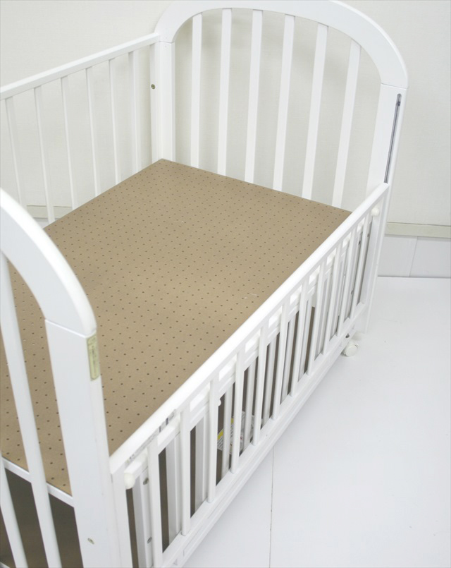 ロイヤルアーチ　カトージ製ベビーベッド