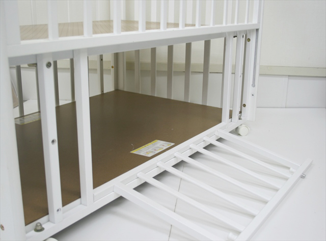 ロイヤルアーチ　カトージ製ベビーベッド