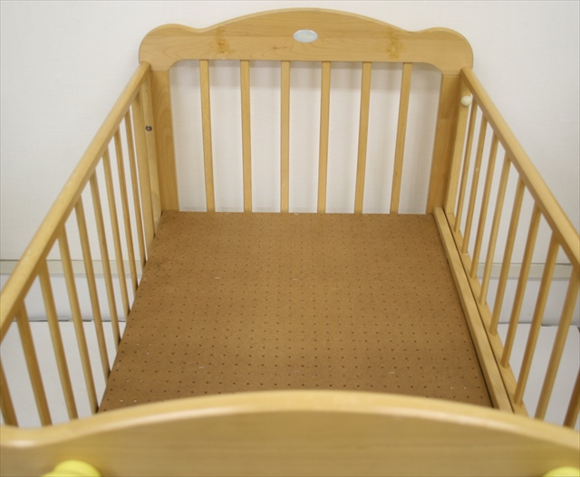 カトージ製ベビーベッド　プーさん