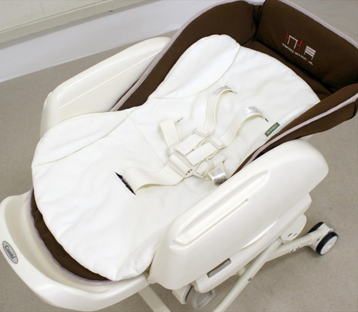 ルシエスColorplus オートスイング リビングブラウン アカチャンホンポモデル コンビ