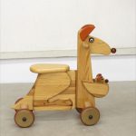 カンガルー親子 木製乗用玩具 tede 103N Skippy Kangaroo Janoschik