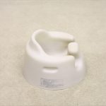 バンボ Bumbo グレー 未使用安全ベルト付