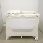 カトージ ポータブルベビーベッド テーブル付 ベージュ